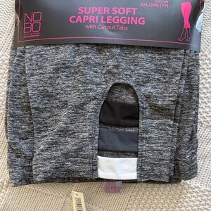NWT No Boundaries Heather Gray Capri Leggings.  Size XXL